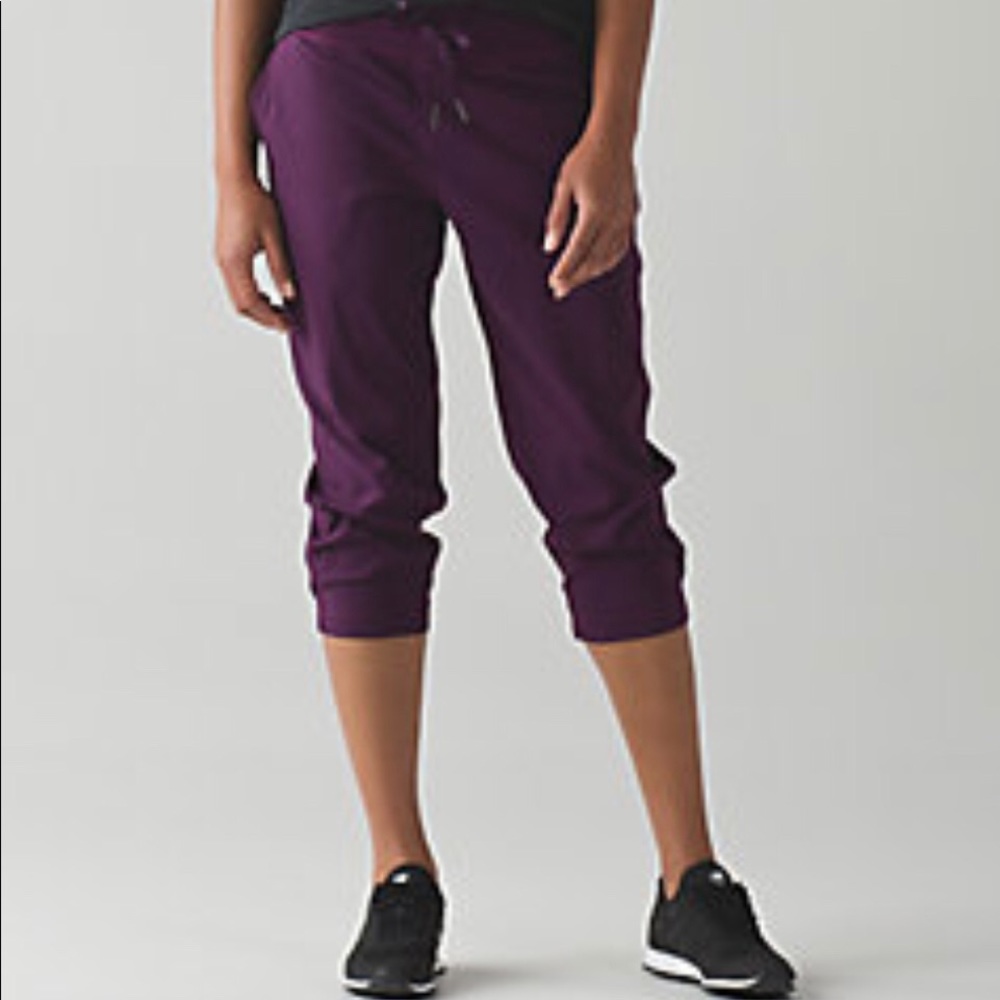 Lululemon dance  studio crop ll unlined 20” size 8